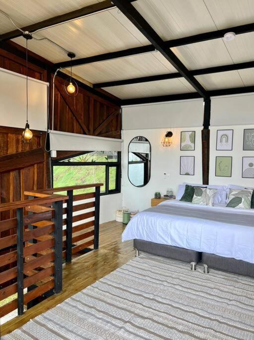 Luxury mountain top cabin steps away from Jericó