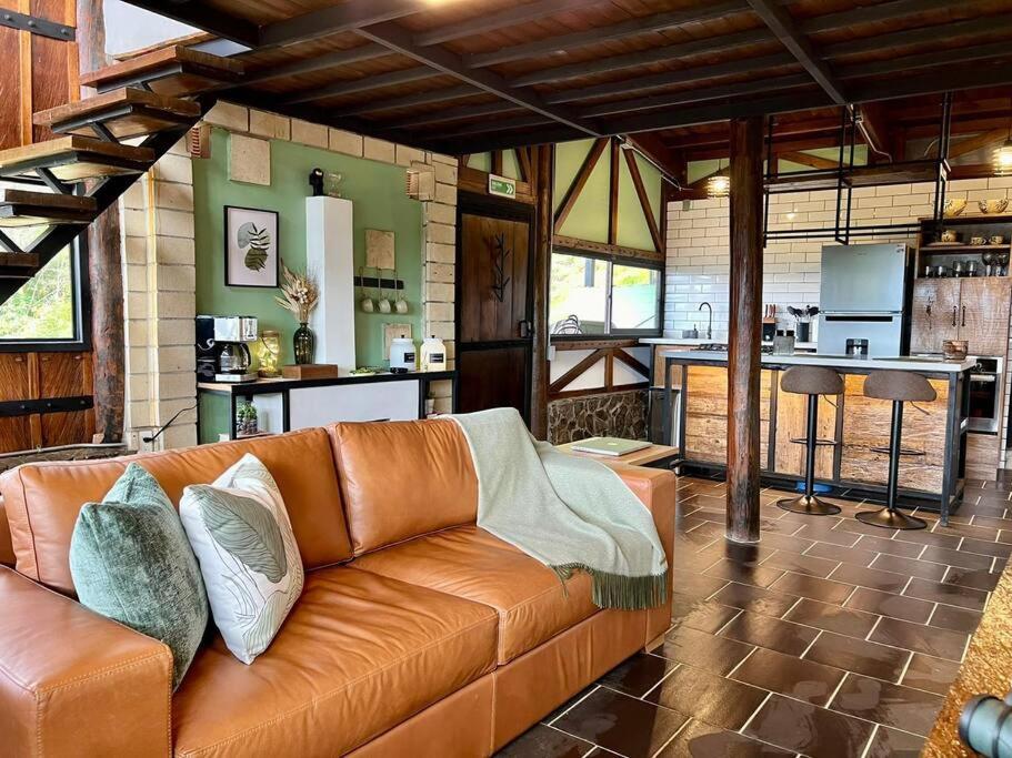 Luxury mountain top cabin steps away from Jericó