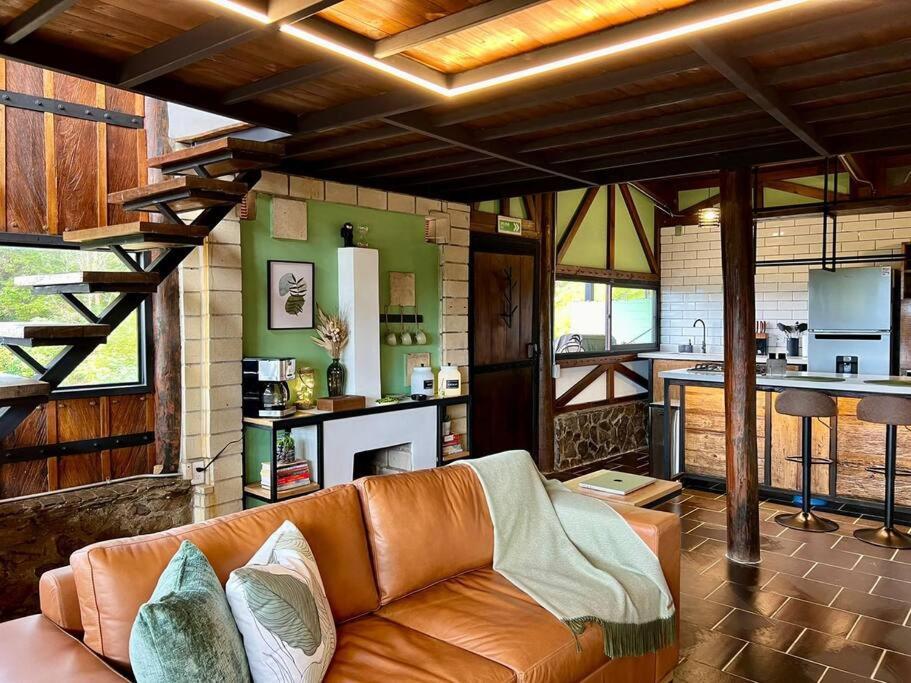 Luxury mountain top cabin steps away from Jericó