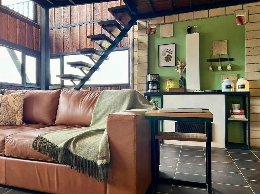 Luxury mountain top cabin steps away from Jericó