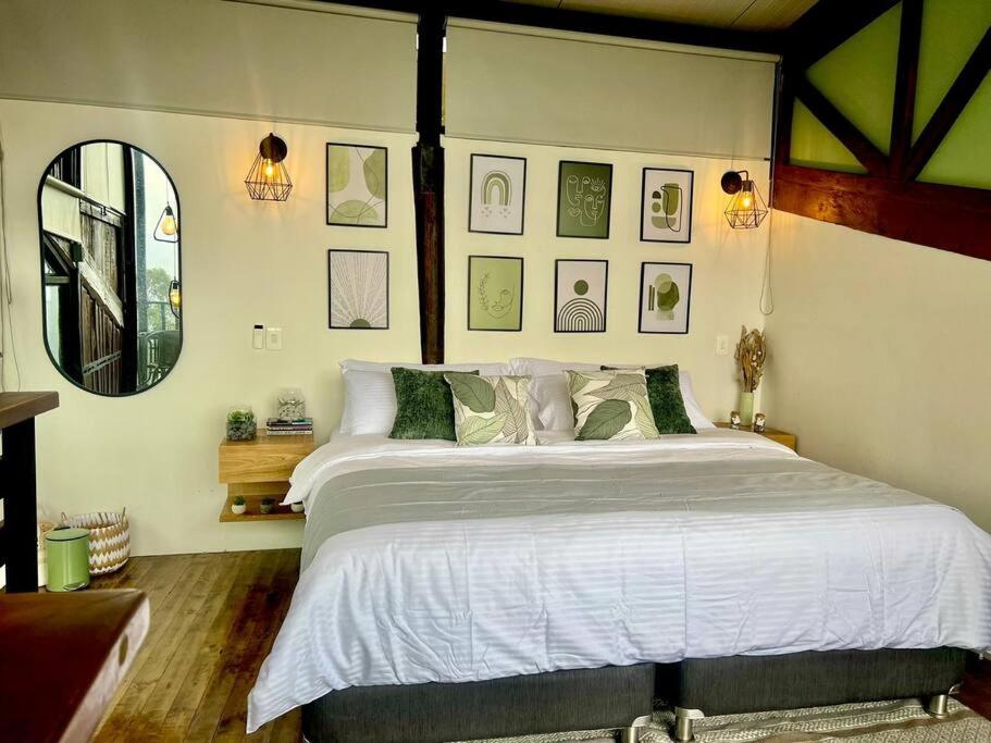Luxury mountain top cabin steps away from Jericó