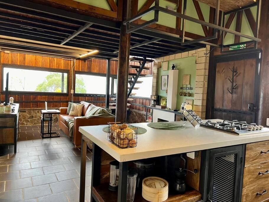 Luxury mountain top cabin steps away from Jericó