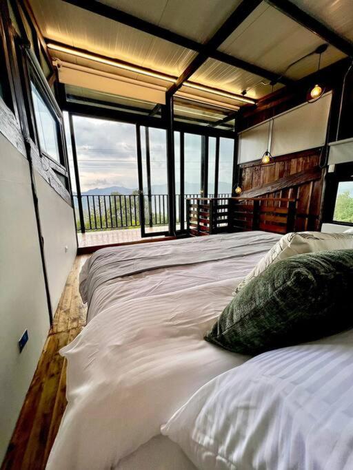 Luxury mountain top cabin steps away from Jericó