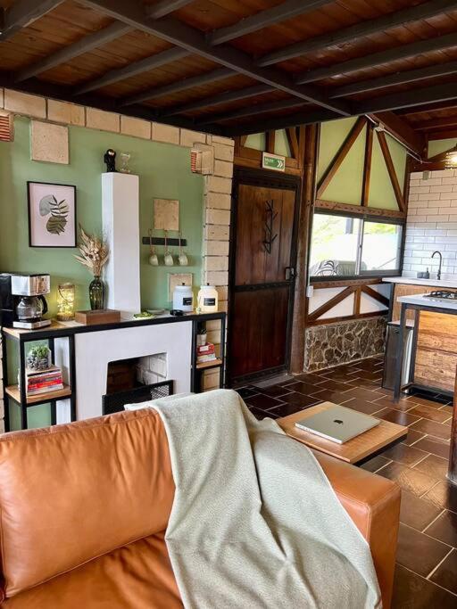Luxury mountain top cabin steps away from Jericó