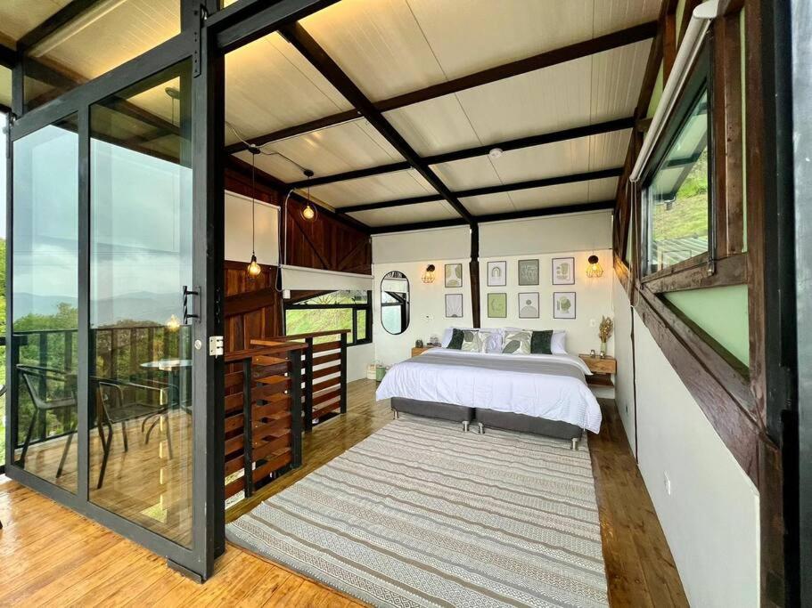 Luxury mountain top cabin steps away from Jericó