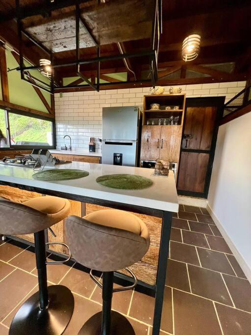 Luxury mountain top cabin steps away from Jericó
