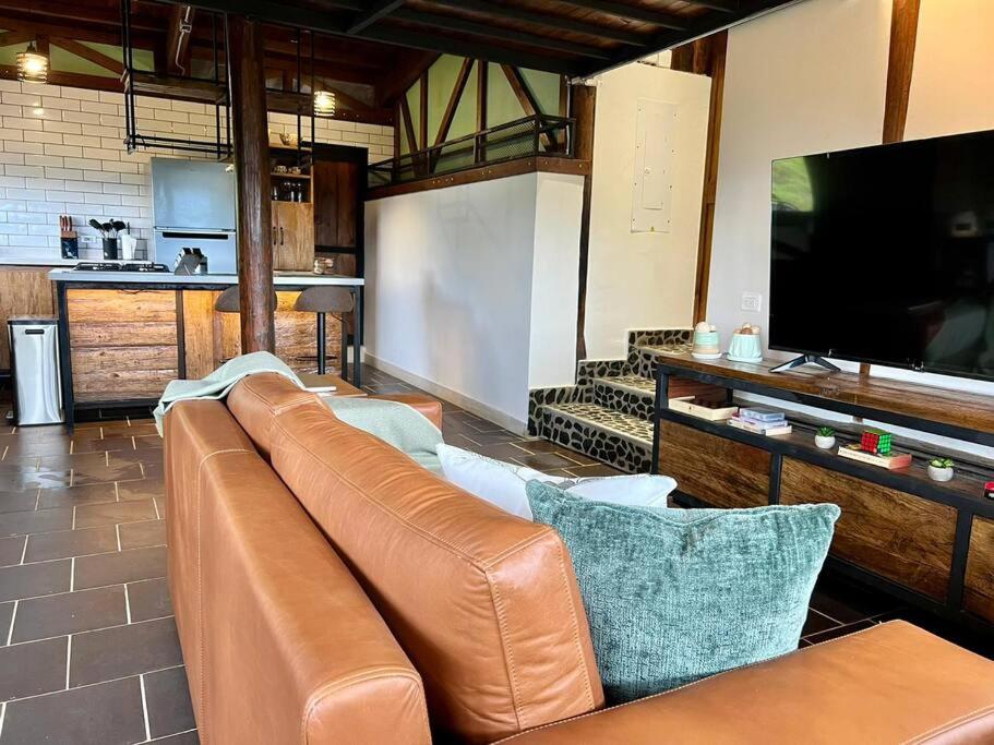 Luxury mountain top cabin steps away from Jericó