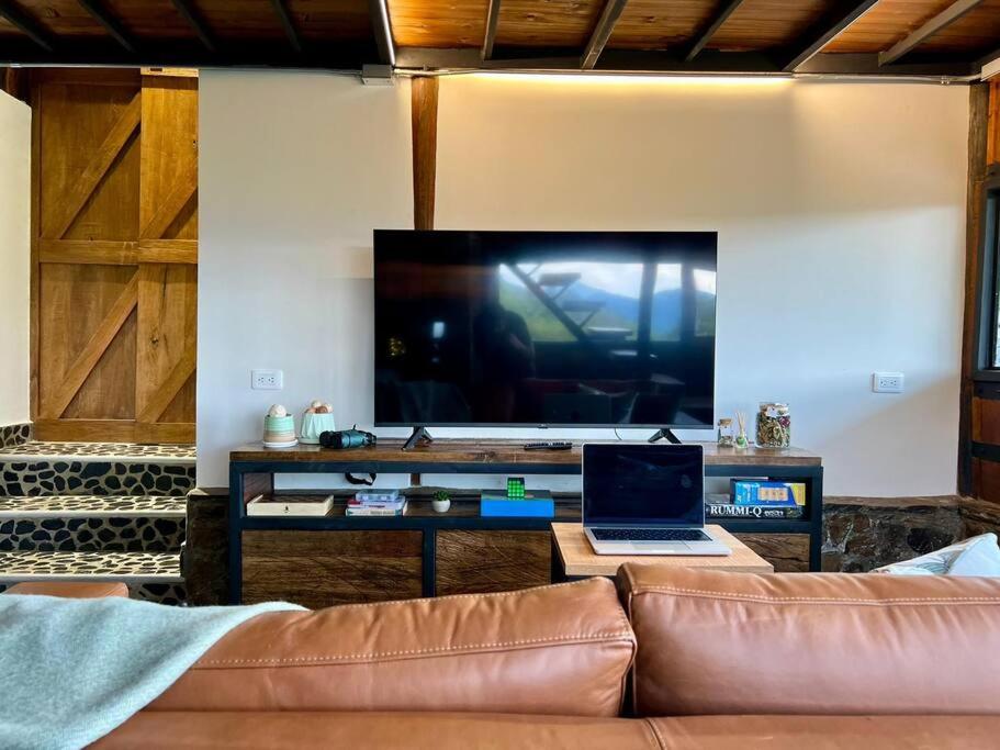 Luxury mountain top cabin steps away from Jericó