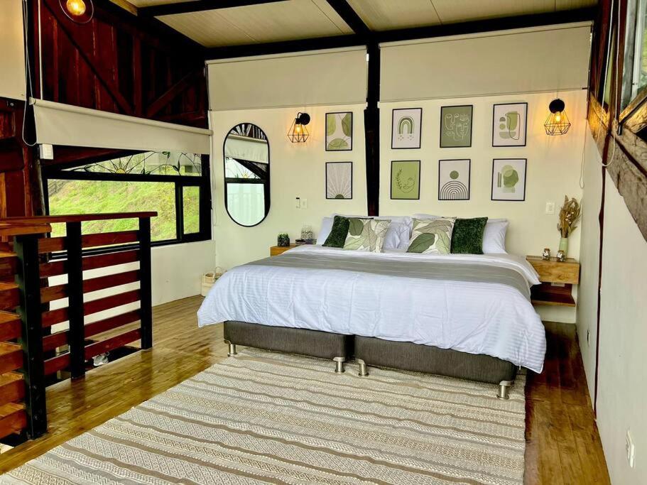 Luxury mountain top cabin steps away from Jericó