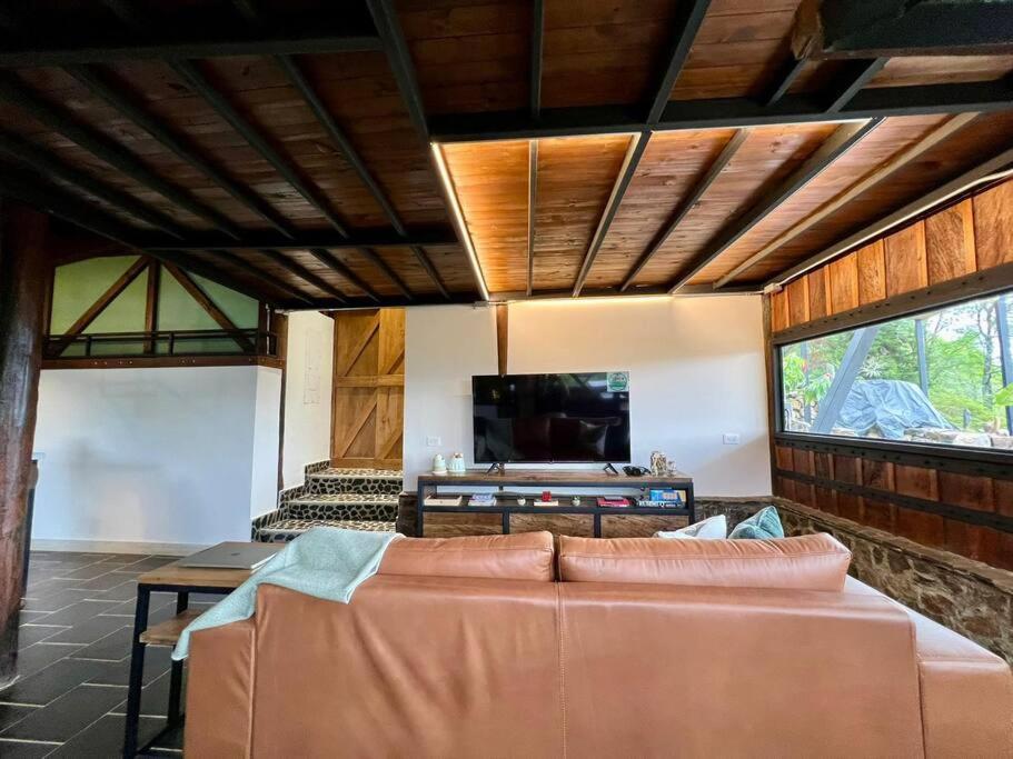 Luxury mountain top cabin steps away from Jericó