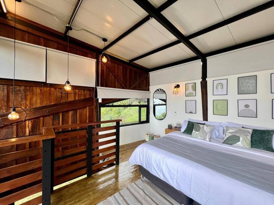 Luxury mountain top cabin steps away from Jericó