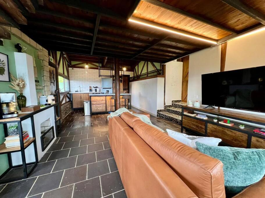 Luxury mountain top cabin steps away from Jericó