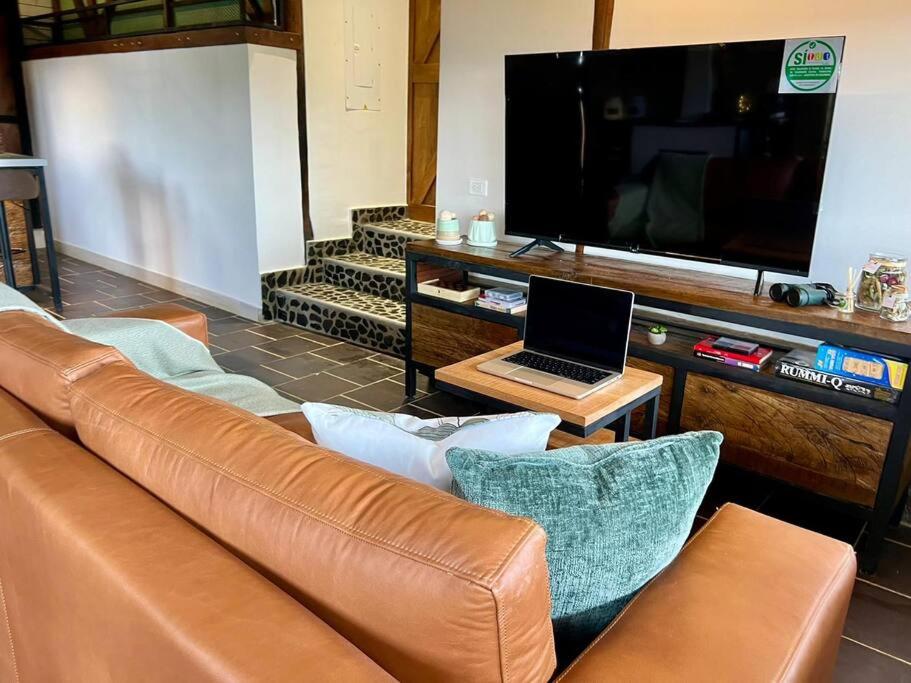Luxury mountain top cabin steps away from Jericó