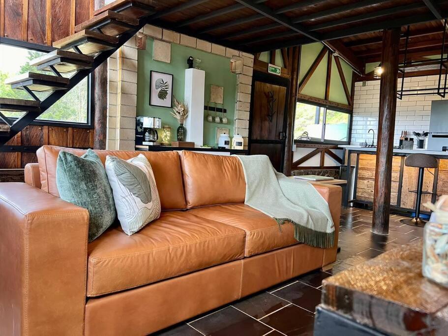 Luxury mountain top cabin steps away from Jericó