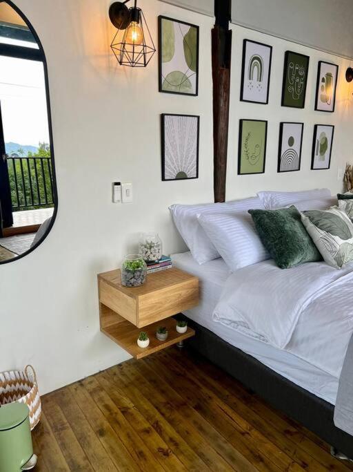 Luxury mountain top cabin steps away from Jericó