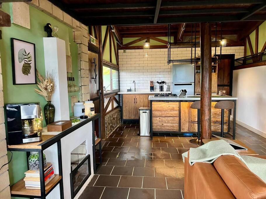 Luxury mountain top cabin steps away from Jericó
