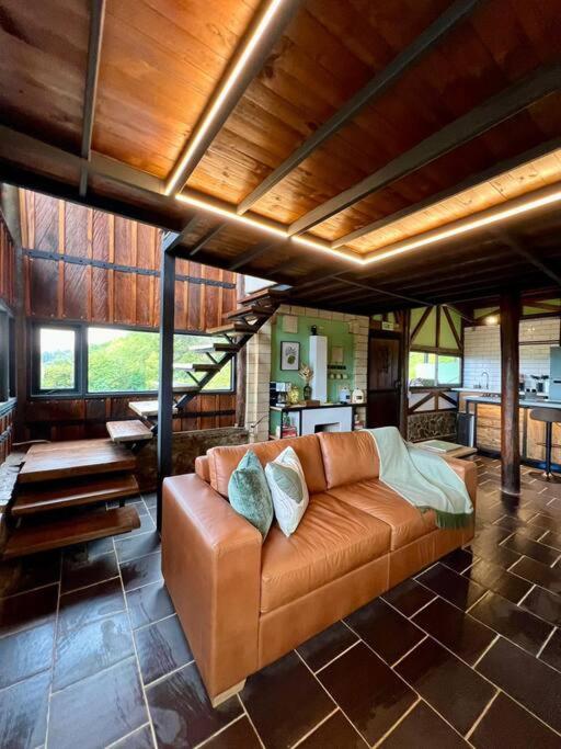 Luxury mountain top cabin steps away from Jericó