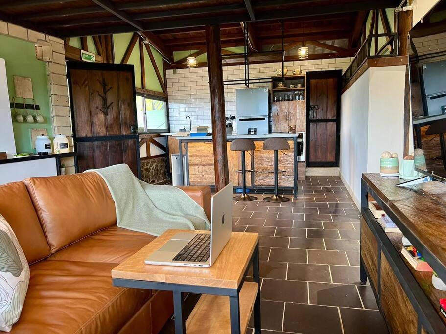 Luxury mountain top cabin steps away from Jericó