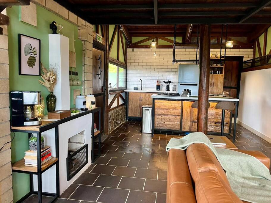 Luxury mountain top cabin steps away from Jericó