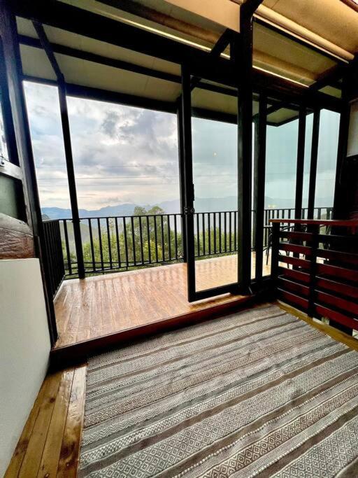 Luxury mountain top cabin steps away from Jericó