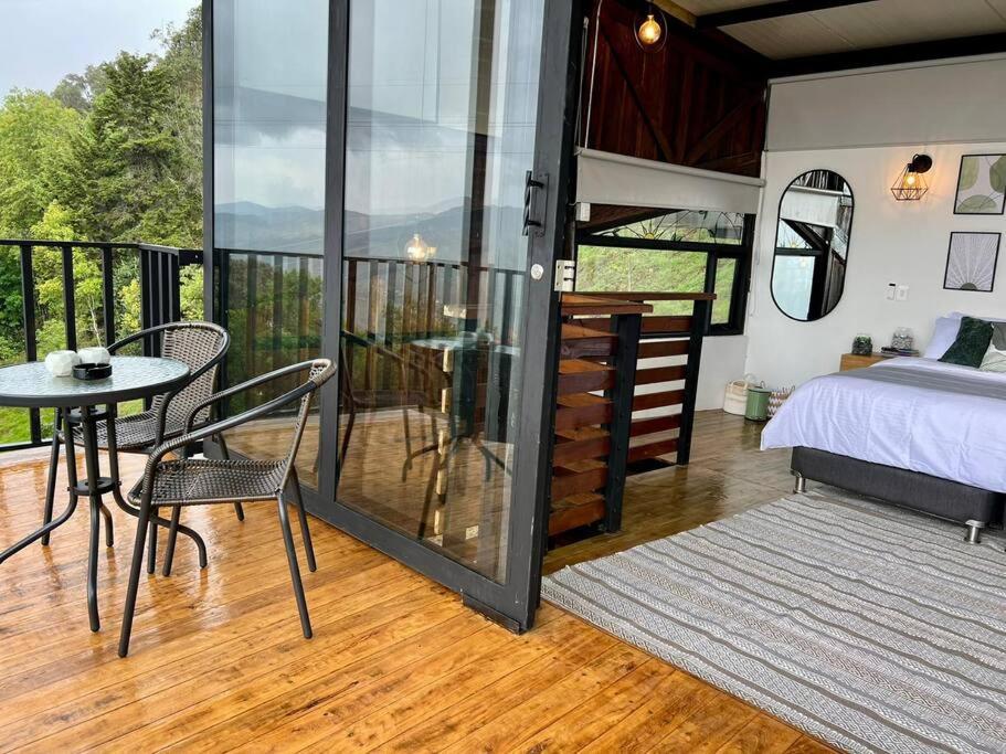 Luxury mountain top cabin steps away from Jericó