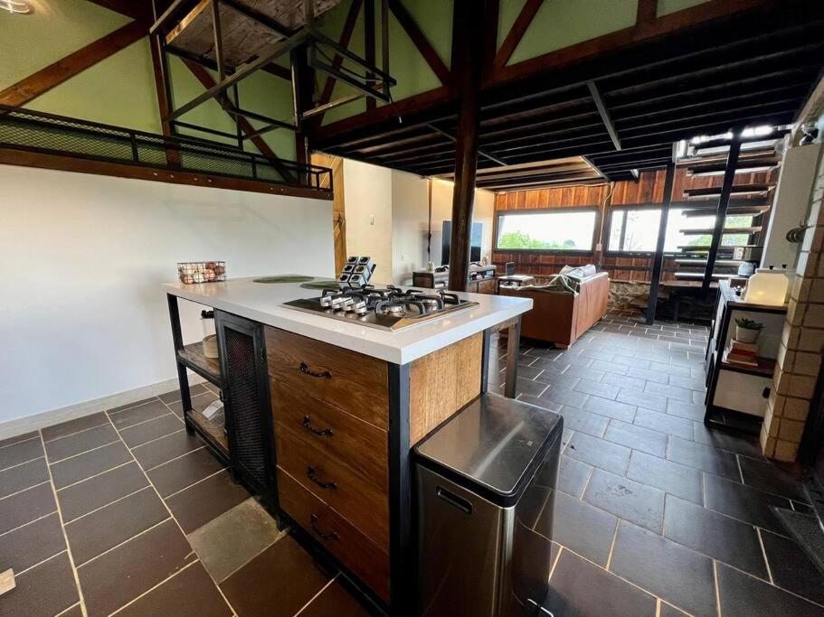 Luxury mountain top cabin steps away from Jericó