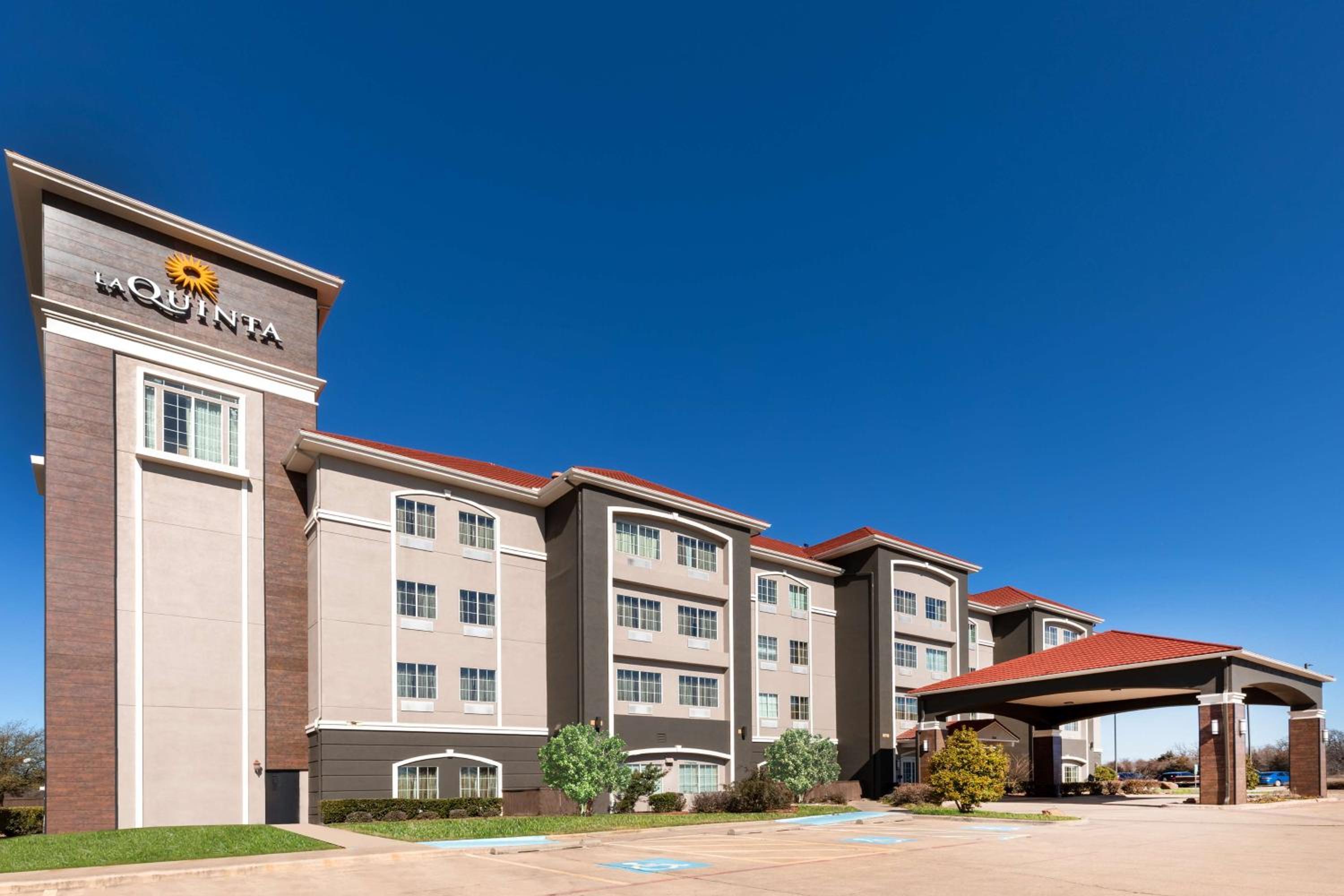 La Quinta by Wyndham Mt. Pleasant - Image 2