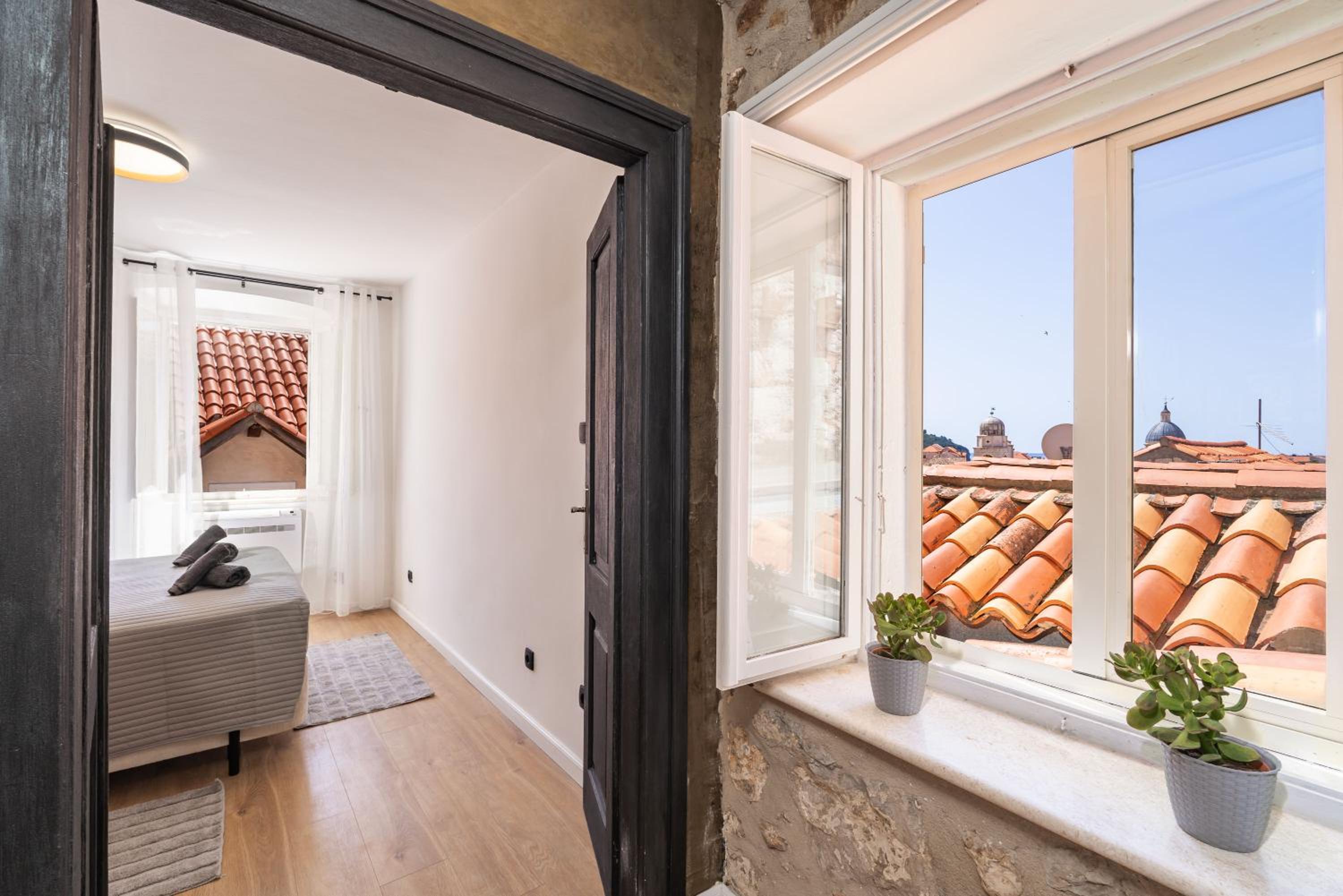 L & M Apartment - Perfect Old Town Location Two Bedroom House