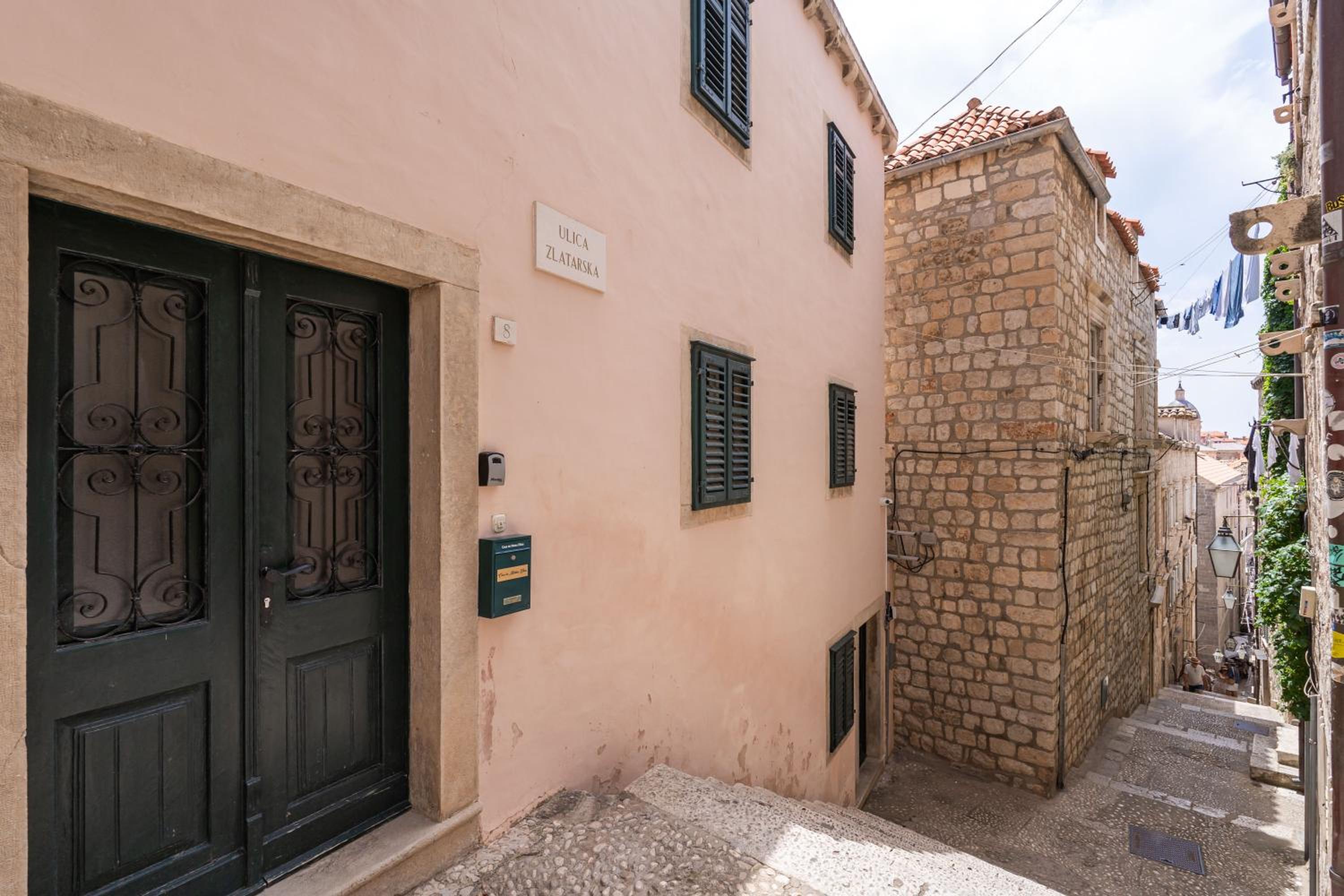 L & M Apartment - Perfect Old Town Location Two Bedroom House