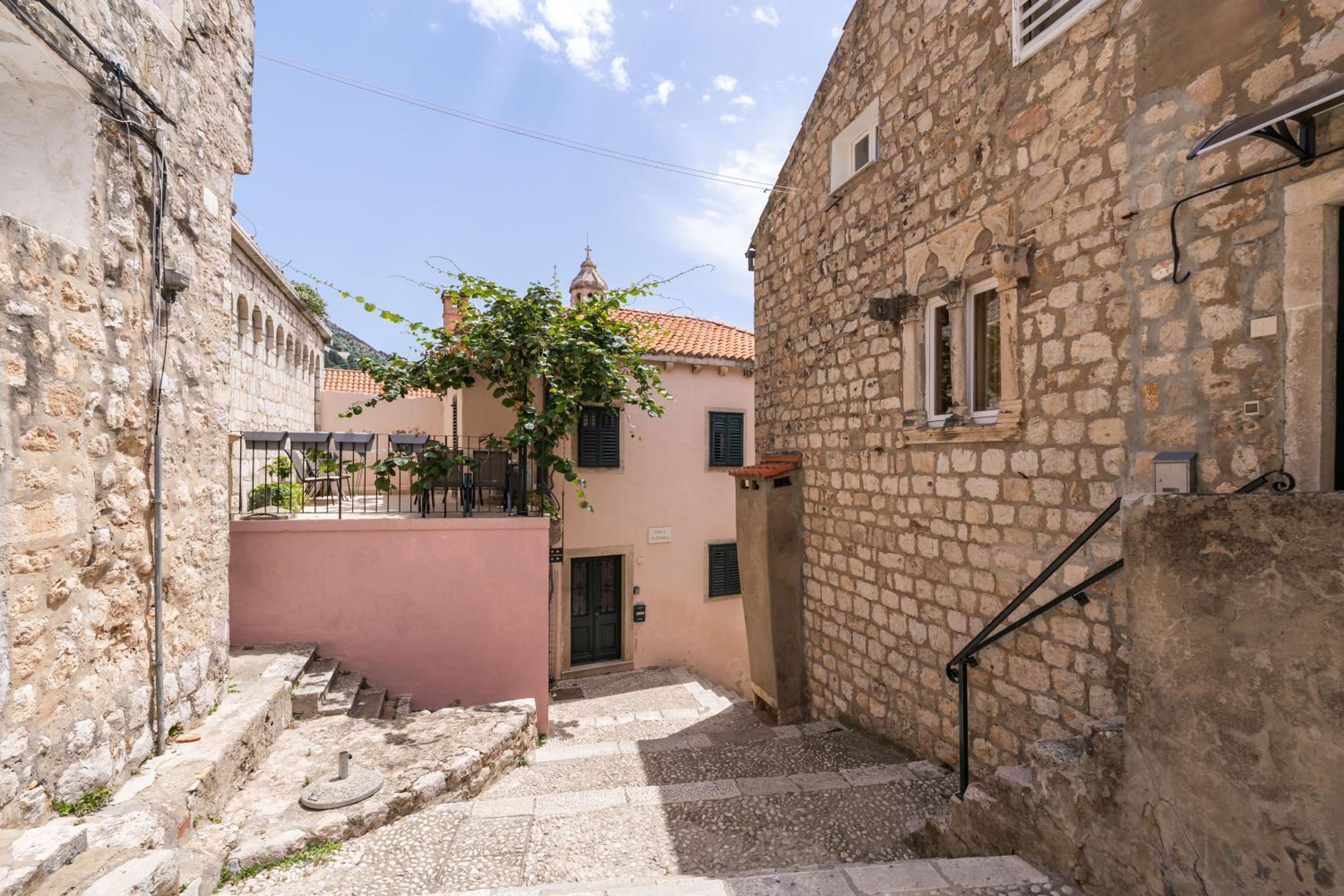 L & M Apartment - Perfect Old Town Location Two Bedroom House