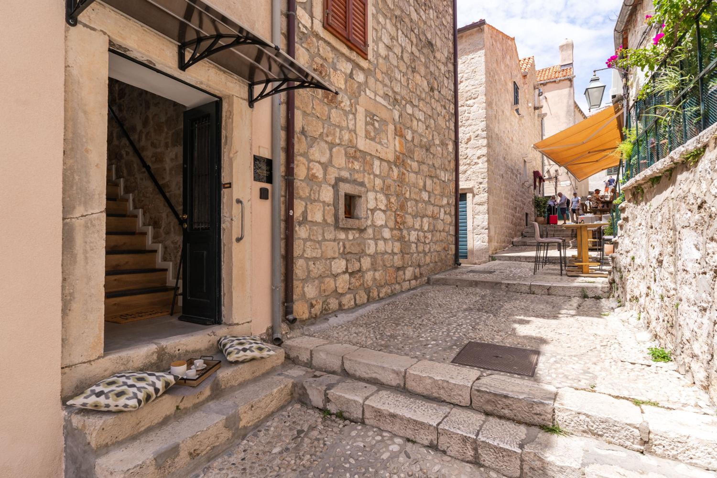 L & M Apartment - Perfect Old Town Location Two Bedroom House
