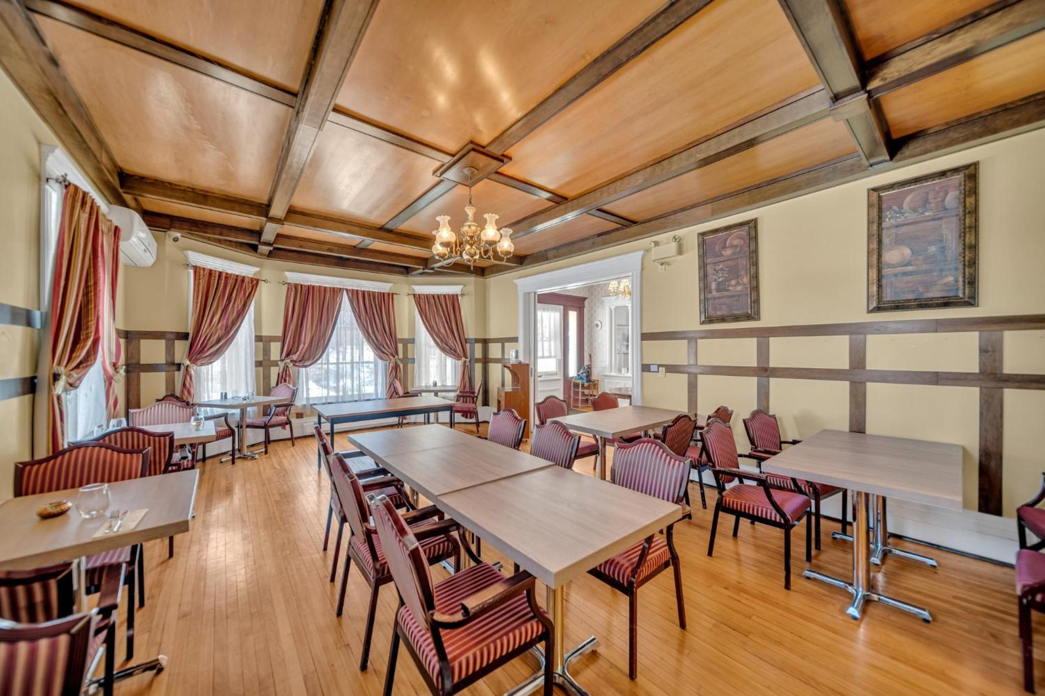 Marmora and Lake Inn and Victorian Diner-2025 Group Reunion Home for up to 32 guests