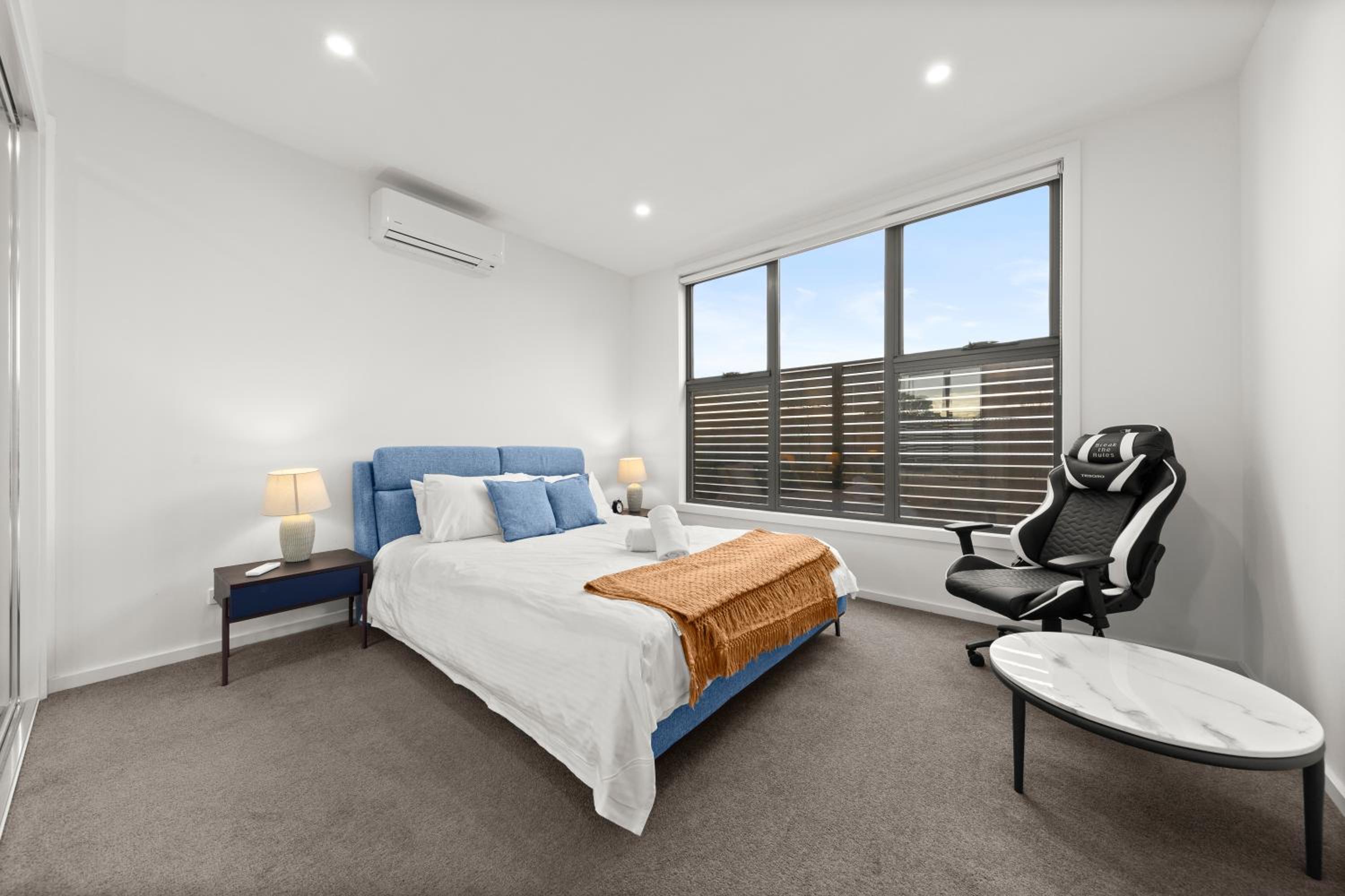 Townhouse in Caulfield with Garage