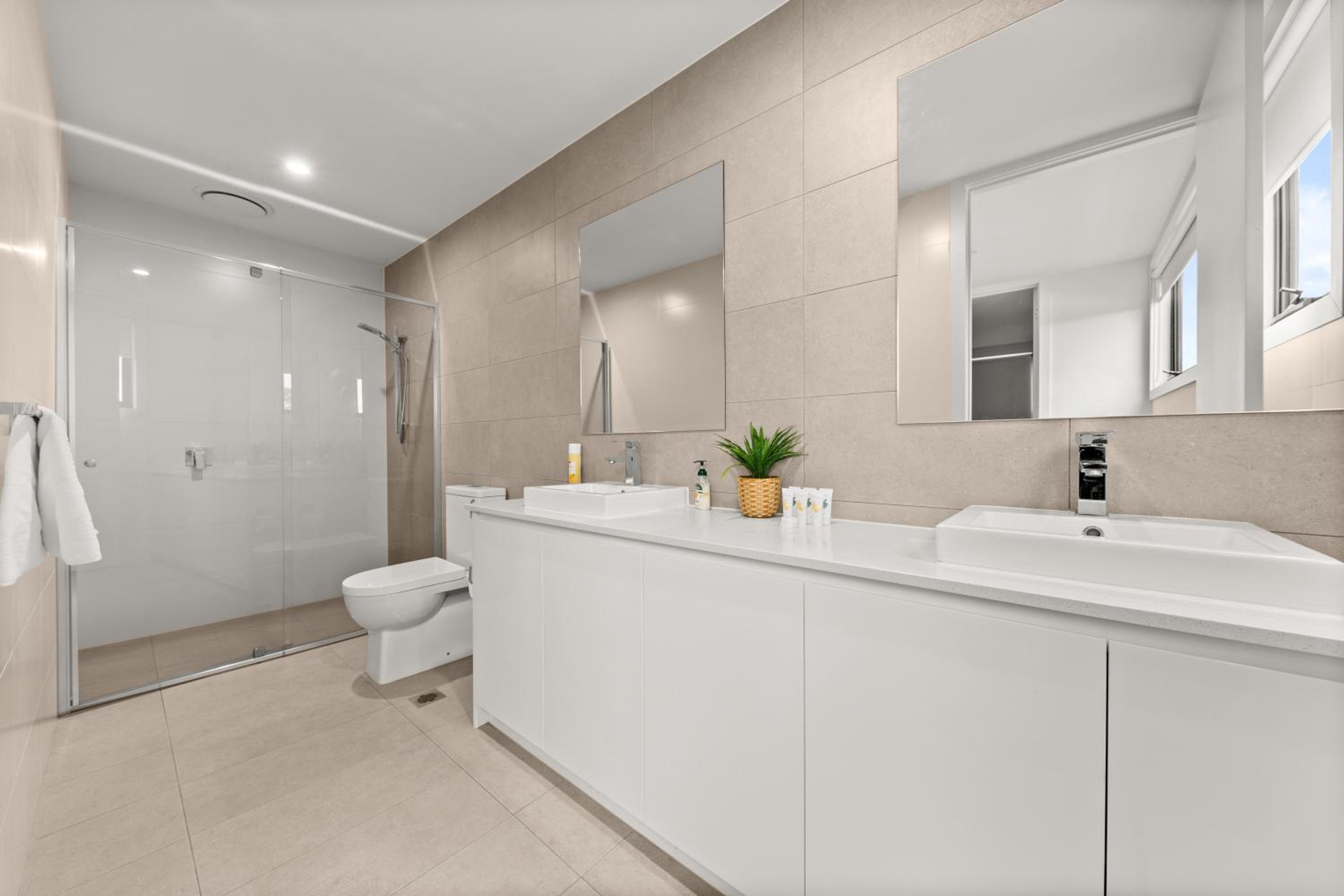 Townhouse in Caulfield with Garage