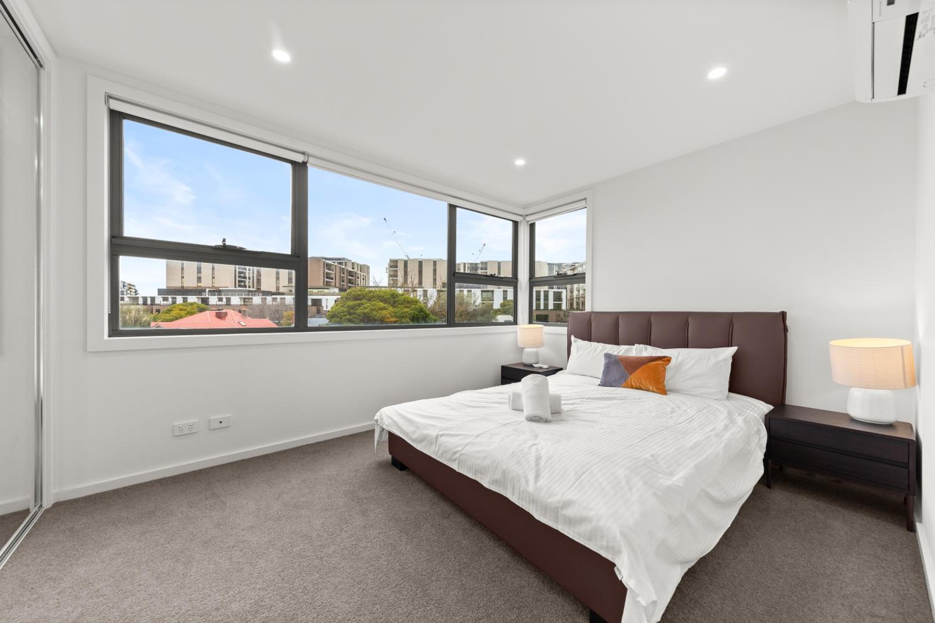 Townhouse in Caulfield with Garage