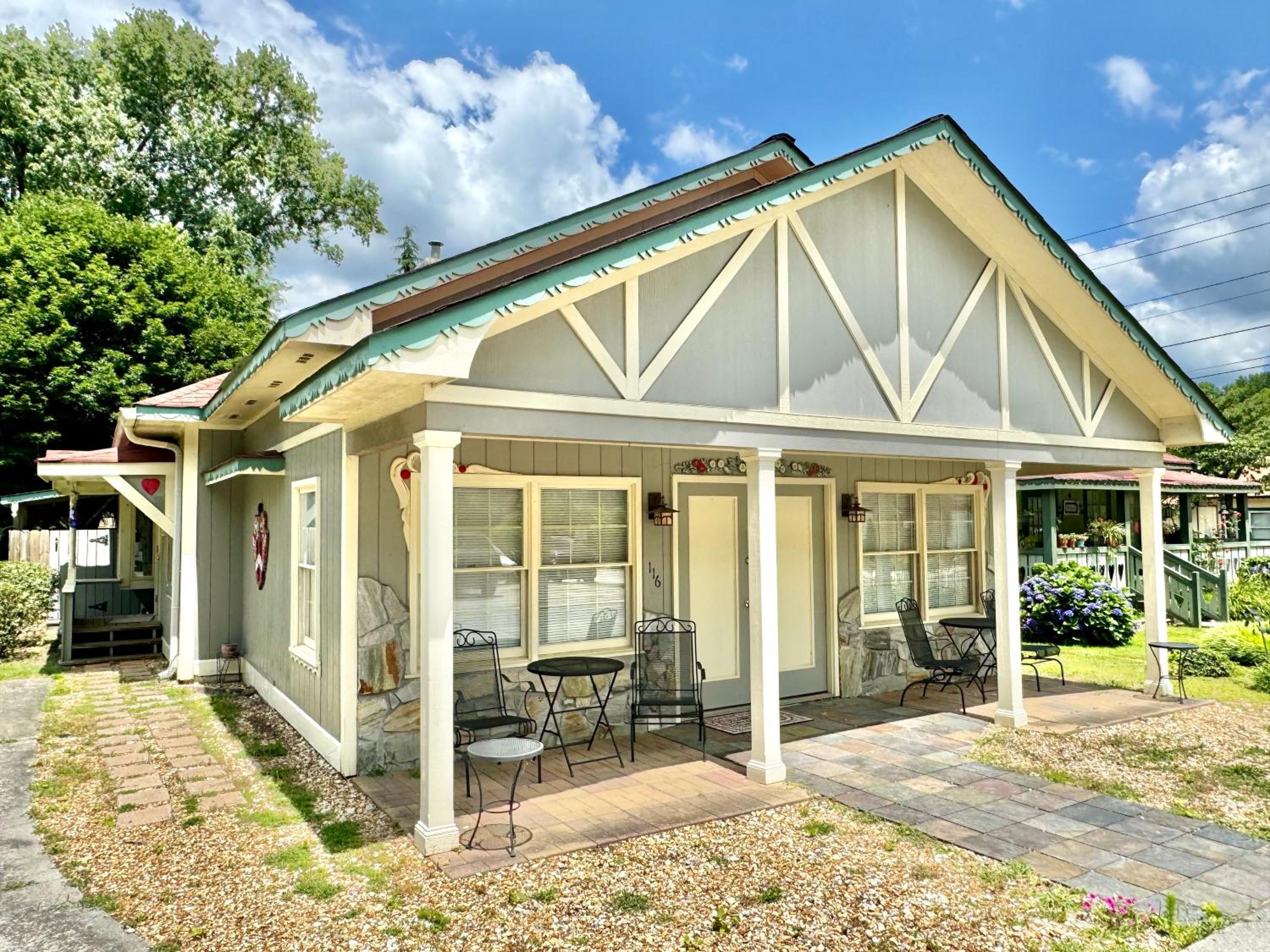 Riverbend Motel & Cabins