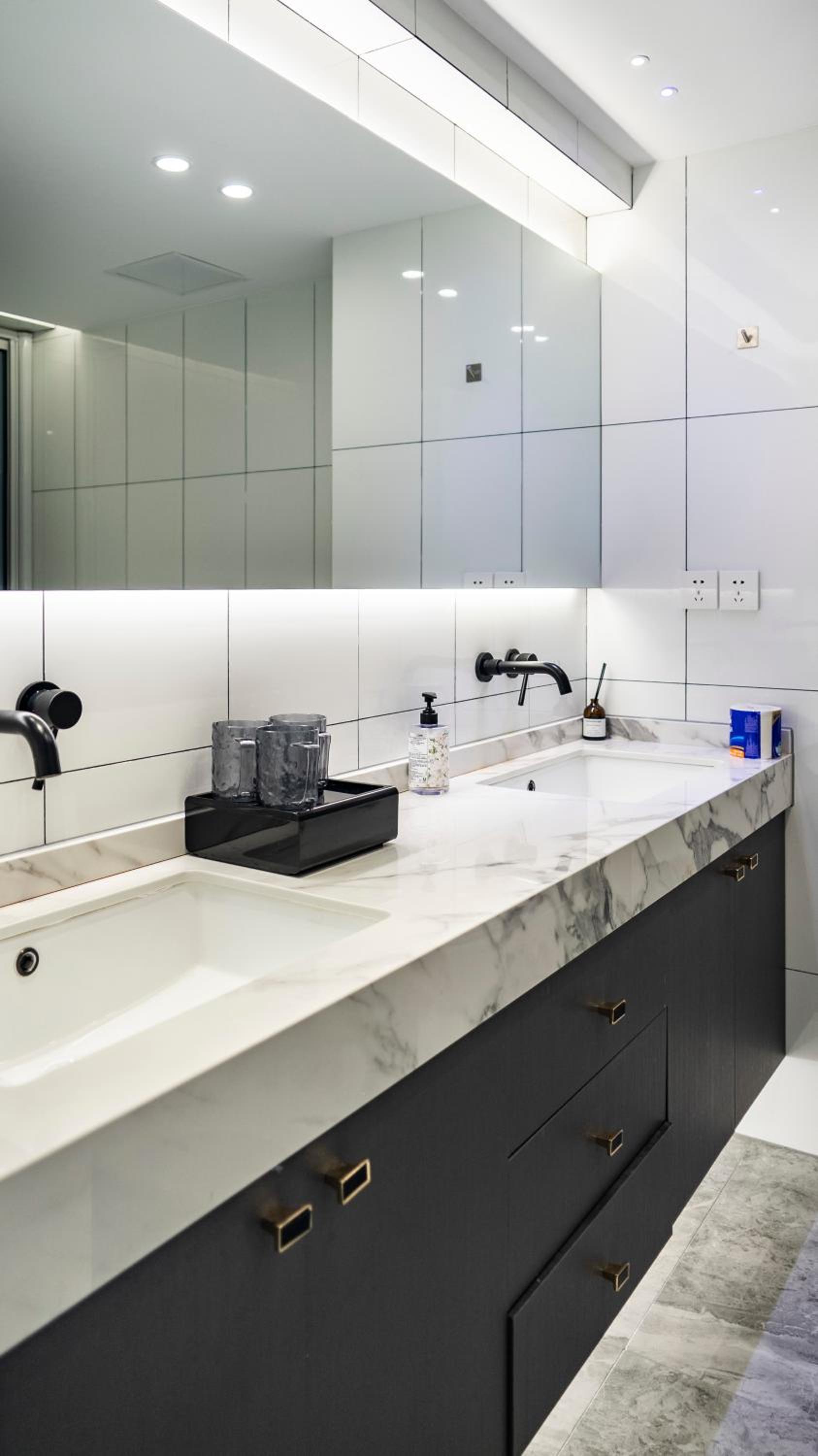 Eastern Hub - Jing'an Temple Branch Art Spacious 3-Bedroom, Sunny House with 2 Balconies