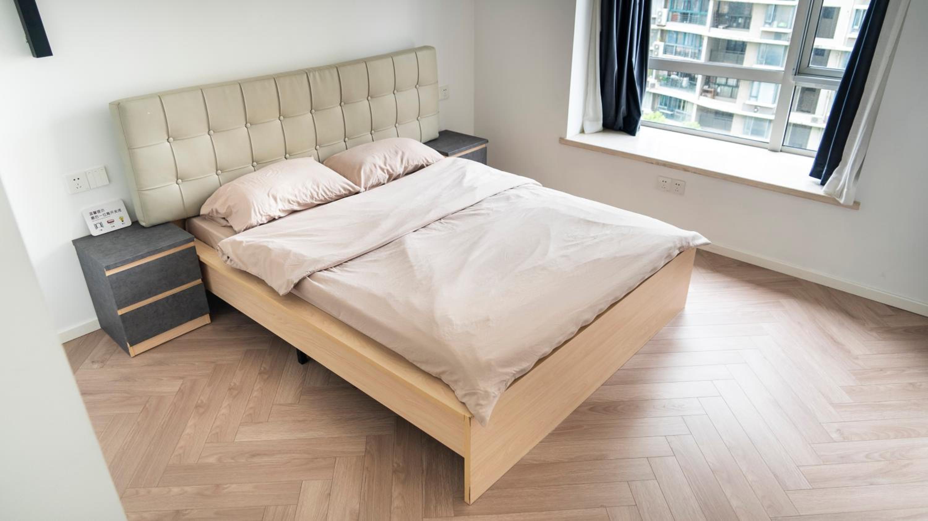 Eastern Hub - Jing'an Temple Branch Art Spacious 3-Bedroom, Sunny House with 2 Balconies