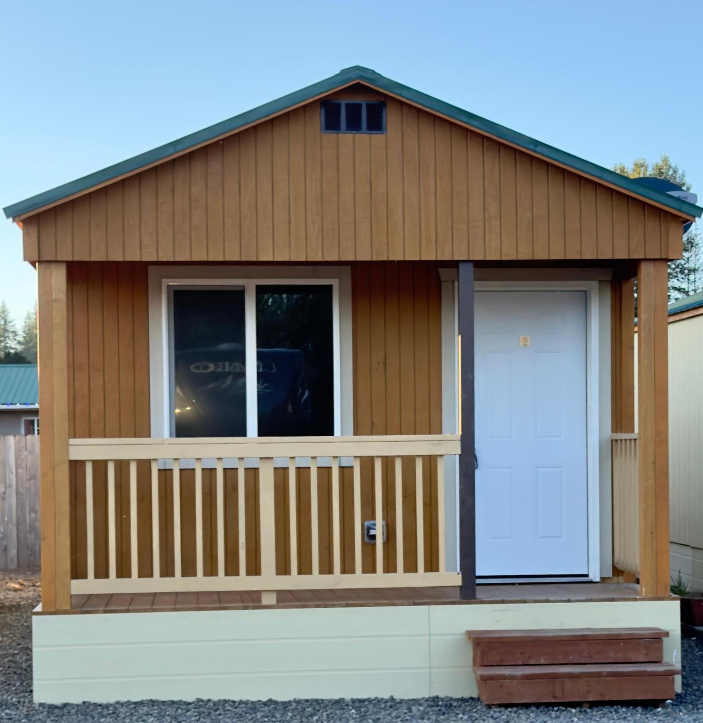 Far West Cabin-Tiny Homes Rental