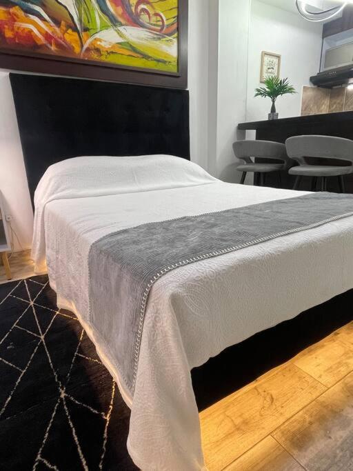 Pretty & Modern Private Studio 202