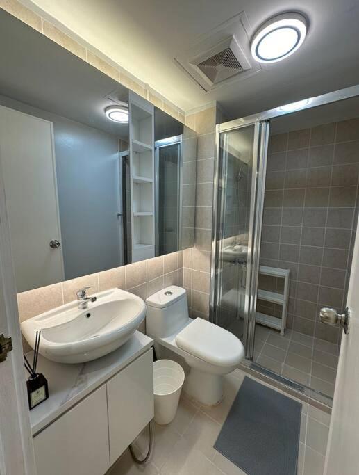 Spacious 2-bedroom Corner Unit across Shangri-La view 3