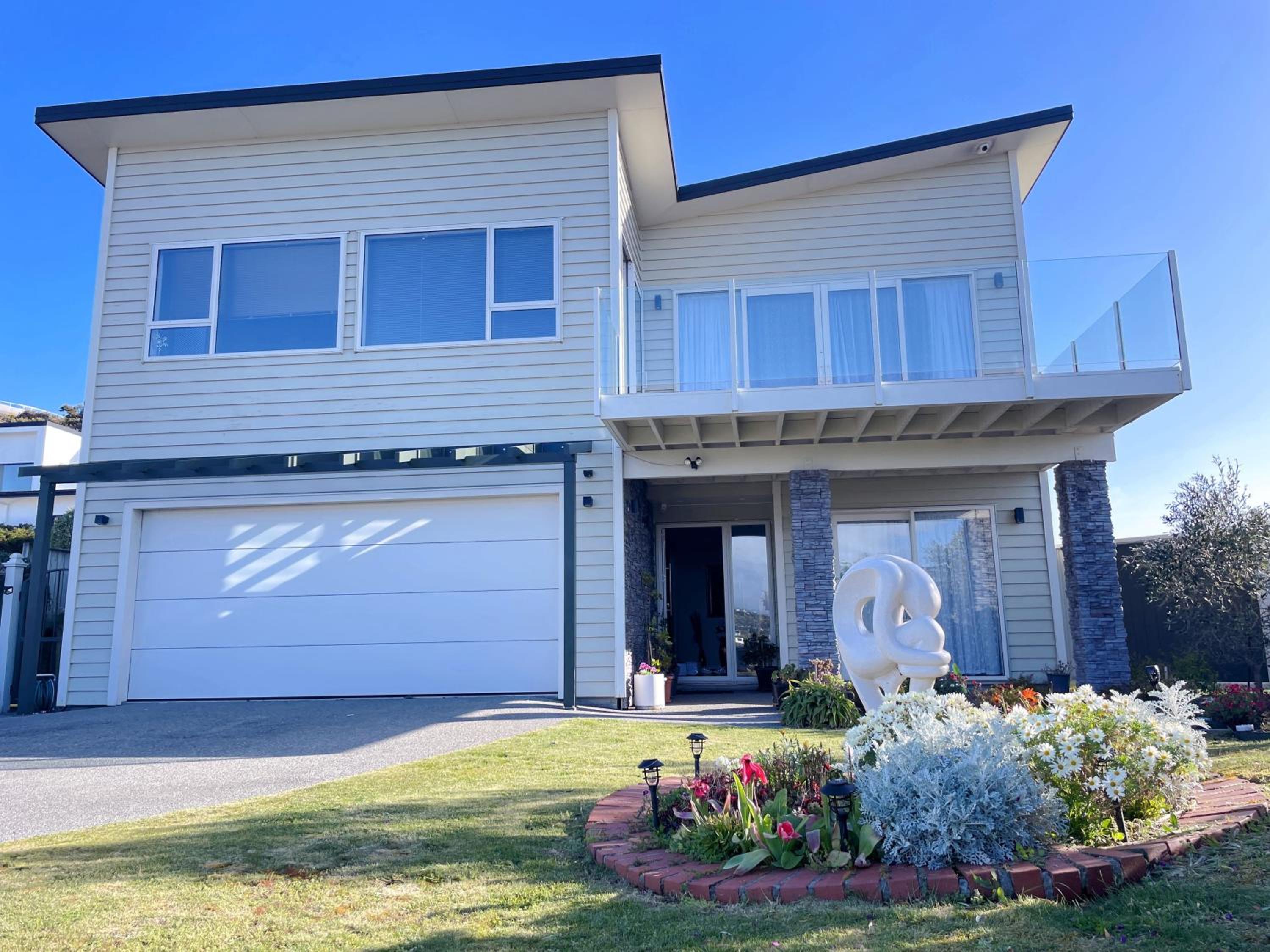 Aotea Beauty,Large, close to Adrenalin forest