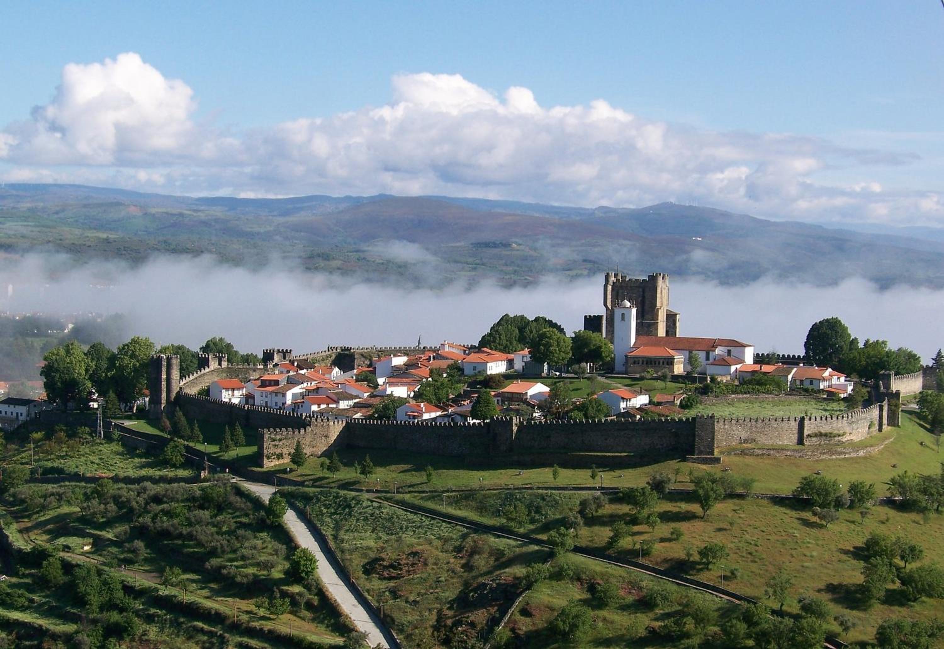 Elegant Villa with Panoramic Views in Caniçada view 4