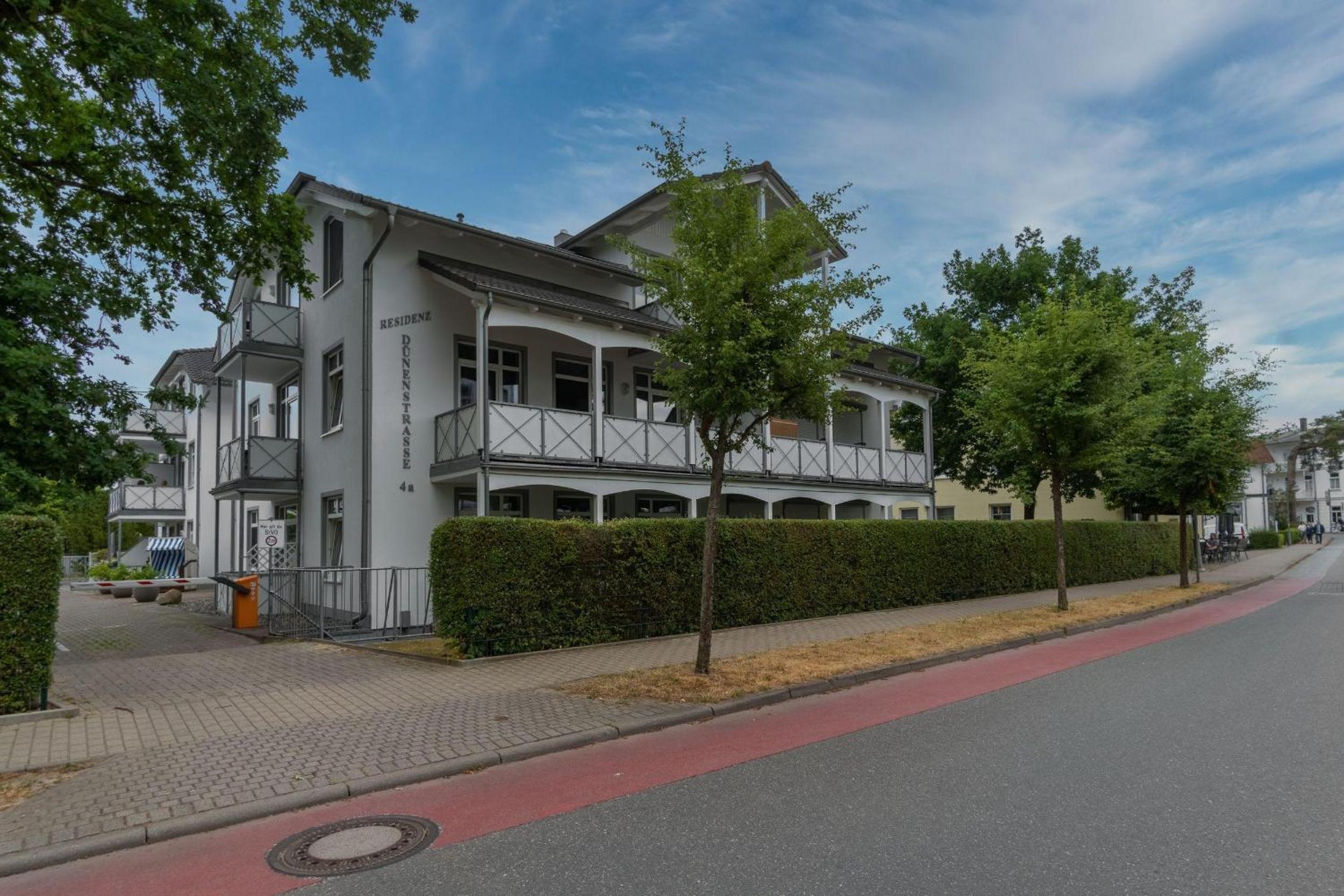 Fewo-19-Residenz-Duenenstrasse-in-Binz-Balkon-Strandnah-mit-TG-Stellplatz-1-Raum-Apartment view 3