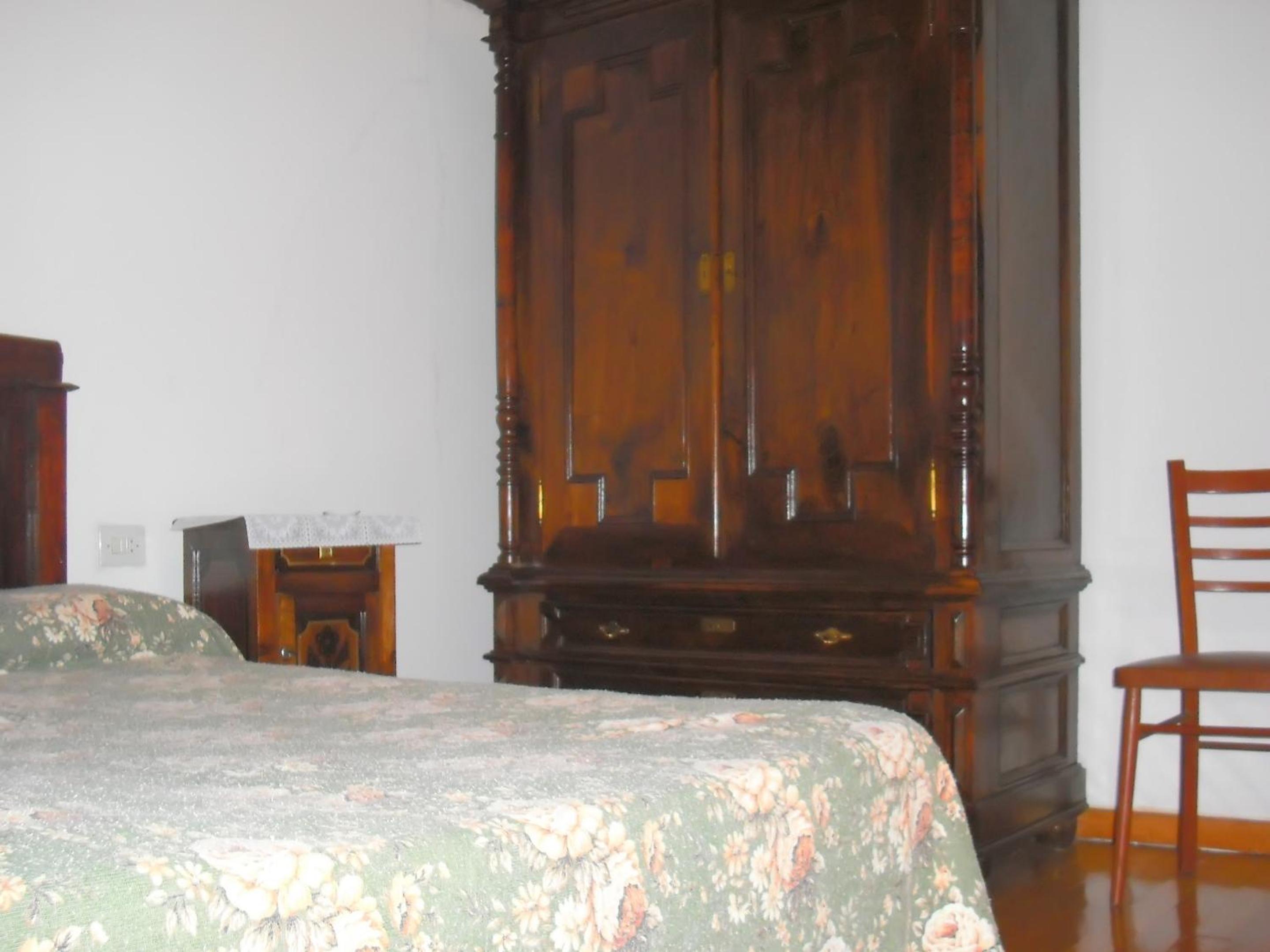 Charming house in Ourol with mountain view, large garden.