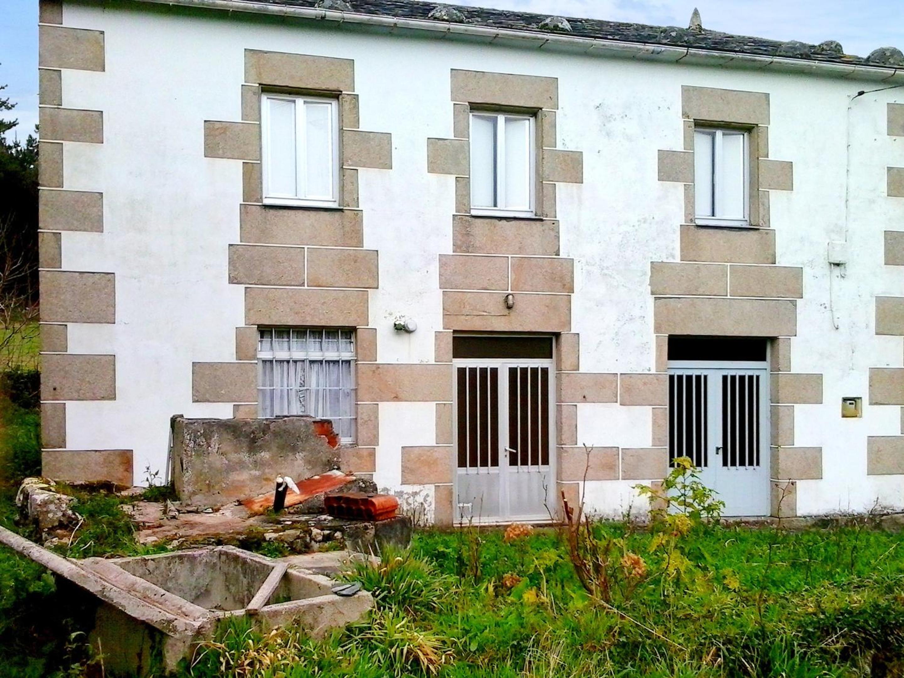 Charming house in Ourol with mountain view, large garden.