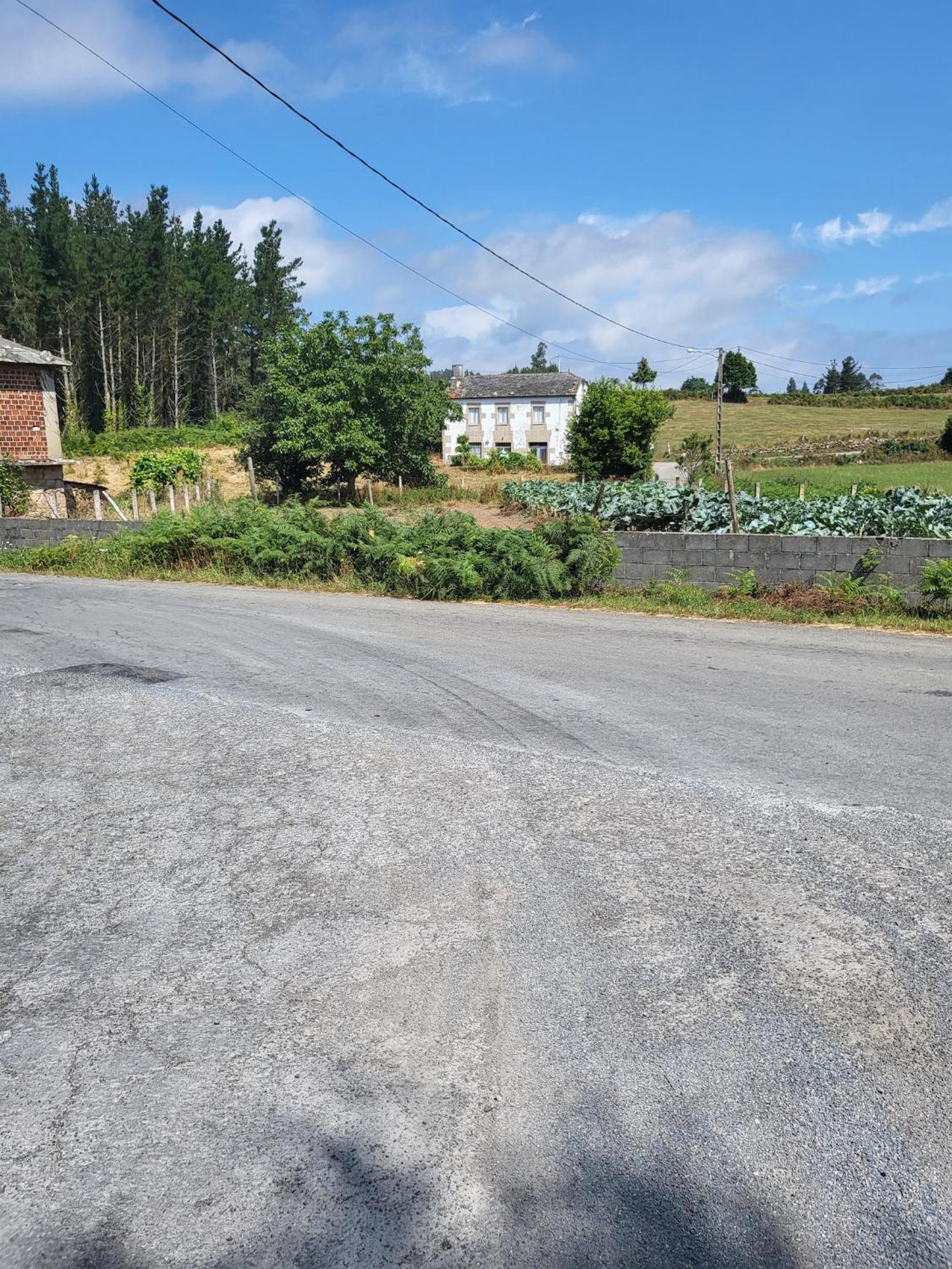 Charming house in Ourol with mountain view, large garden.