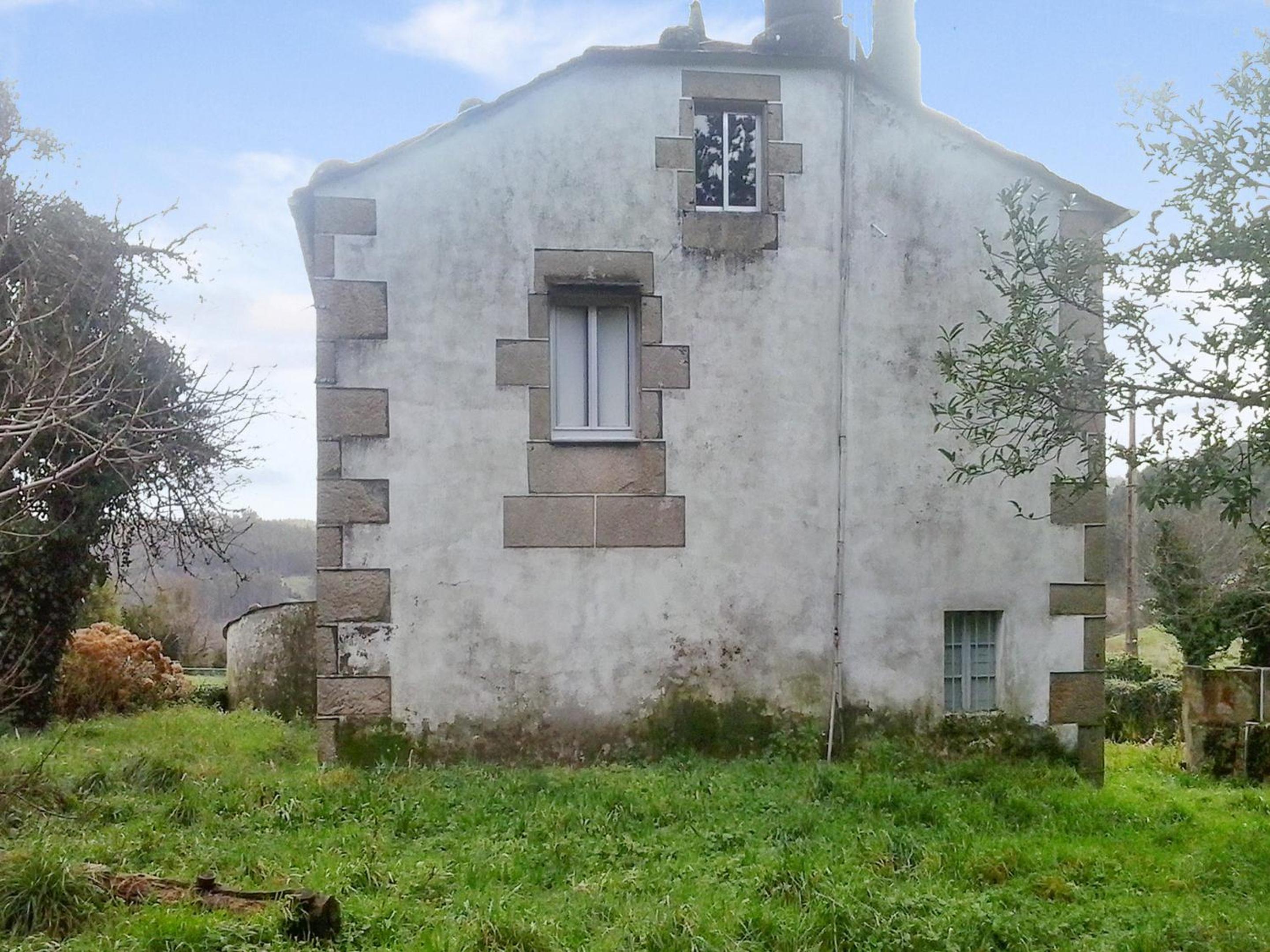 Charming house in Ourol with mountain view, large garden.