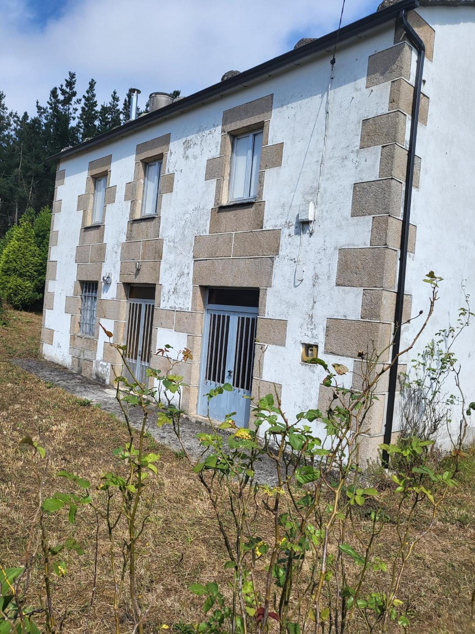 Charming house in Ourol with mountain view, large garden.