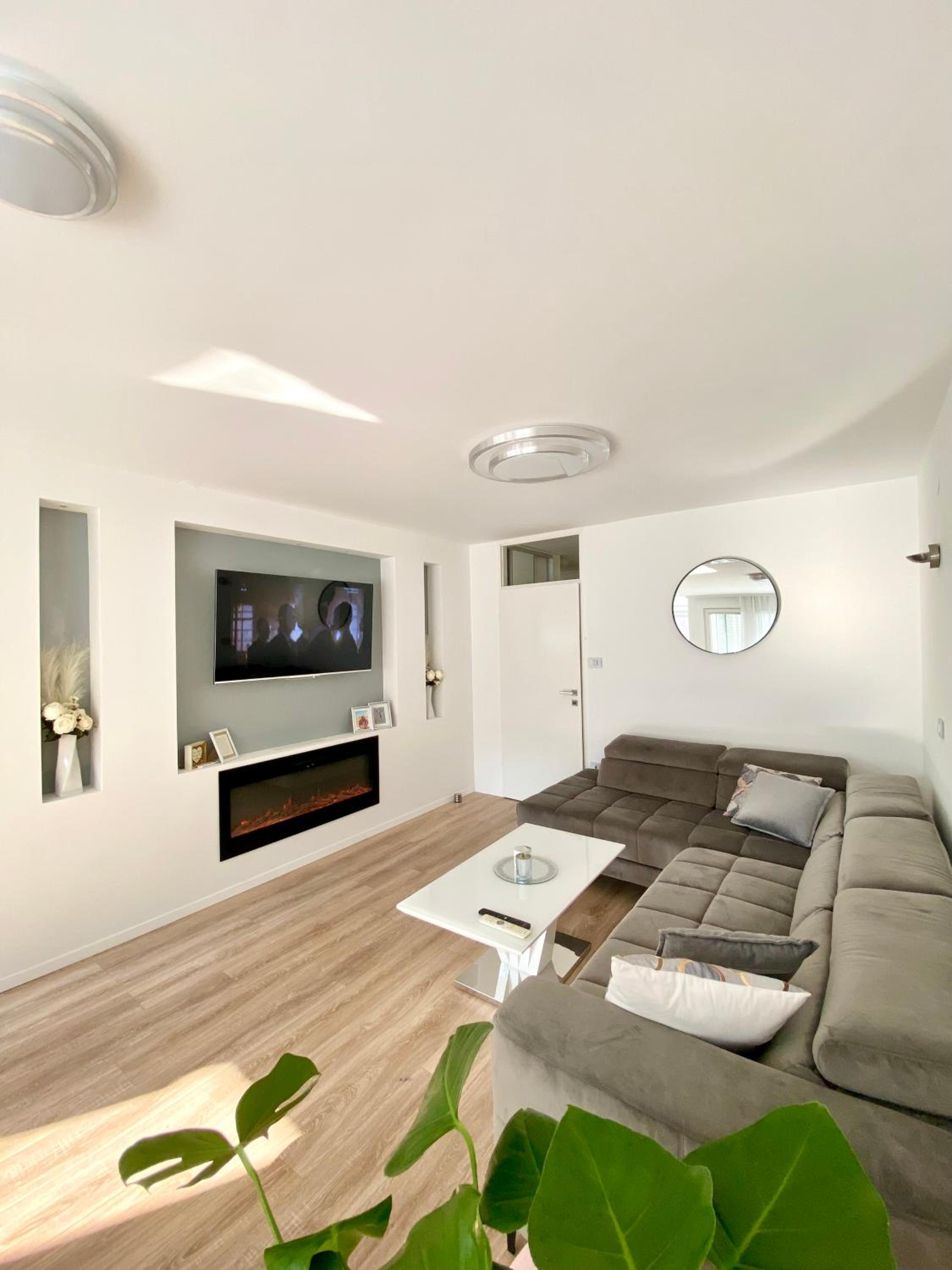 Black & White Hideaway with garage view 2